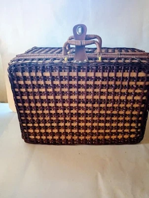 Cesta de picnic vintage de mimbre de ganso gris Foto 1 de 4