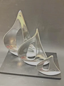 Daiken Neuseeland Metall Chrom Segelboote auf schwarzem Holzsockel - Kunst Skulptur - Bild 1 von 5