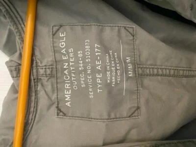 Chaqueta camuflada American Eagle para mujer talla mediana Foto 1 de 4