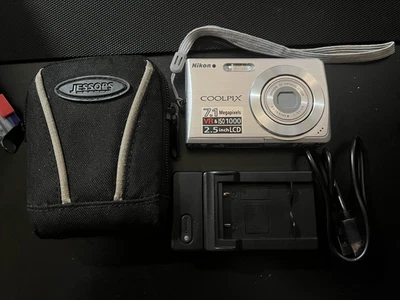 Nikon COOLPIX S200 7.1MP Digital Camera - Silver - Image 1 of 2