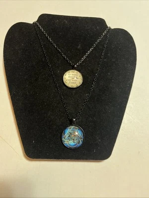 Lote de 2 collares colgantes de geometría sagrada espiritual y lectura de libros Foto 1 de 4