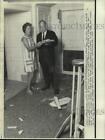 1970 Press Photo David Sprague and wife examine a damaged Seattle home from bomb