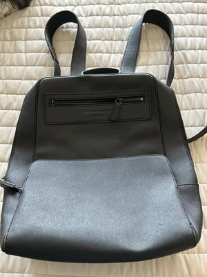 Mochila masculina de couro preta Calvin Klein vários compartimentos  - Imagem 1 de 4