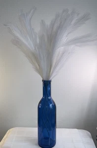 "Florero grande de vidrio azul Blenko de 20"" con plumas blancas de 16""" - Imagen 1 de 8
