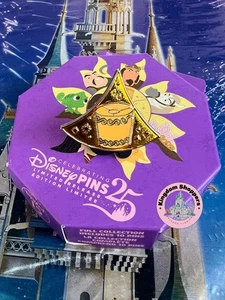 2025 Disney Parks Rapunzel 15th Anniversary Corona Sun Puzzle Pin LR Luminara - Bild 1 von 1
