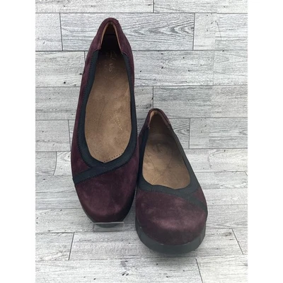 Zapatos planos Clarks para mujer talla 9W púrpura granate gamuza cómodos todos los días sin cordones Foto 1 de 4