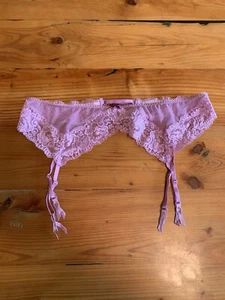 Giarrettiera Victoria’s Secret etichetta argento rosa pizzo taglia M/L dettaglio cinturino - Foto 1 di 4