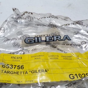 TARGHETTA ADESIVA EMBLEMA DECALCO "GILERA" PER PIAGGIO GILERA NEXUS-GP-FUOCO - Imagen 1 de 1