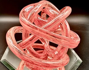 Mundgeblasenes Kunstglas infundiert Ewigkeit Knoten Skulptur rosa irisierend modern - Bild 1 von 15