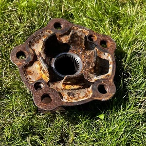 BMW F80 F82 F87 M2 M3 M4 Rear Wheel Bearing Flange Hub 2283220 2282675 - Picture 1 of 3