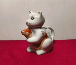 Vintage Keramik Glückskatze hält Koi Fisch Teekanne Made in China - Bild 1 von 8
