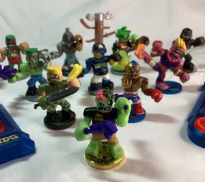 Lote de 10 figuras de acción/guerreros Akedo y 2 soportes - Imagen 1 de 9