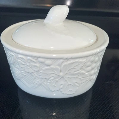MIKASA ENGLISH COUNTRYSIDE WHITE SUGAR BOWL & LID - Image 1 of 4