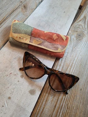 Vintage Cat Eye Tortoise Shell Pattern Sunglasses KS1377 Taiwan With Fabric Case - Image 1 of 4