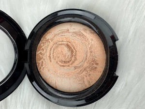 Bronzer viso in polvere per finitura al forno SATIN GLOW 0,37 oz formato completo - Foto 1 di 2
