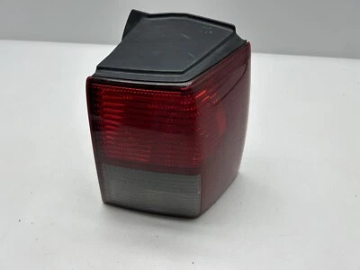 Luz trasera lateral derecha para pasajero Mitsubishi Endeavor 2006 OEM ZSV2X Foto 1 de 4