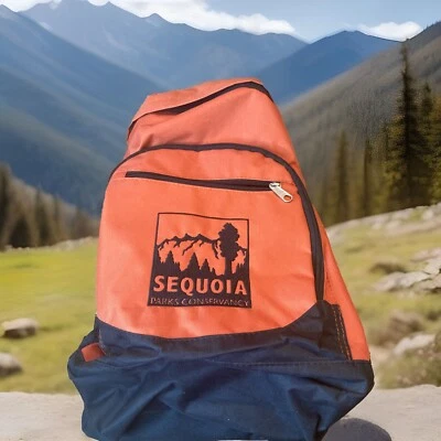 Mochila básica Everest 16x12x6 naranja/negra, SEQUOIA Park Conservancy en la parte posterior Foto 1 de 4