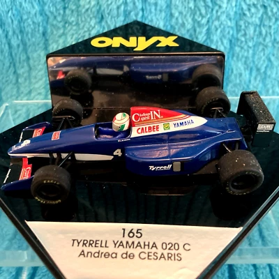 Coche de carreras modelo fundido a presión Onyx 165 F1 '93 Tyrrell Yamaha 020 C Andrea Cesaris 1:43 Foto 1 de 4