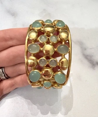 Brazalete ancho de calcedonia chapado en oro Julie Vos  Foto 1 de 4