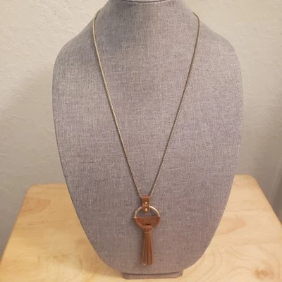 Collar colgante de borla de cuero BoHo marca Lucky con anillo de metal collar de acento Foto 1 de 4