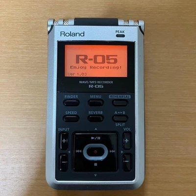 Roland R-05 Studio Portable WAVE MP3 Linear PCM Recorder Compact Audio Junk - Image 1 of 4
