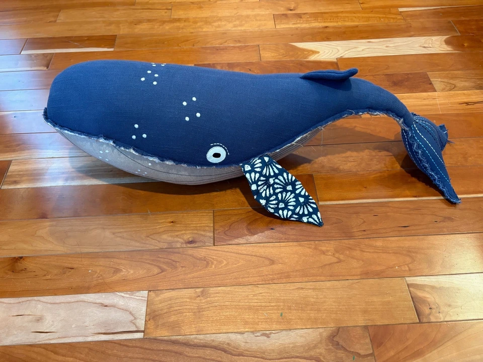 "Almohada de felpa Pottery Barn Kids orgánica ballena juguete náutico lino azul 35"" - grande" Foto 1 de 4