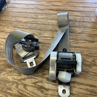 Cinto de segurança esquerdo 83-86 Nissan Pulsar cinza motorista lateral usado - Imagem 1 de 4