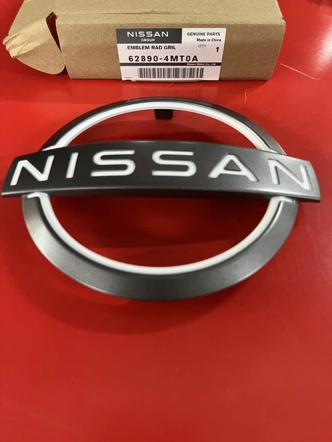 Emblema original Nissan 62890-4MT0A Foto 1 de 2