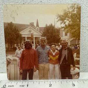 Foto instantánea de colección personas en disfraces de Star Wars máscara de Darth Vader en Disney - Imagen 1 de 3