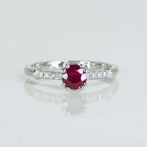 Natural Round Ruby and Diamonds Ring in White Gold - Bild 1 von 4