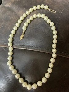 Avon Goldtone Metal .25" Wide Faux Pearl Plastic Bead 17.5" Necklace  - Picture 1 of 1