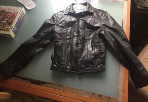 Stylische schwarze Damen Lederjacke: klein: Reißverschluss, neuwertig - Bild 1 von 10