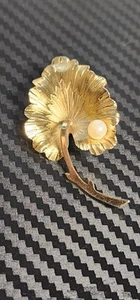 Vintage Signed WELLS 14k Gold Filled Leaf Pearl Brooch Pin - Picture 1 of 3