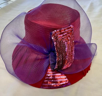 Sombrero Rojo Algo Especial Sociedad Iglesia Púrpura Lana Satén Lentejuelas Cloche Bowler Foto 1 de 4