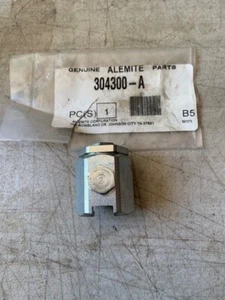 ALEMITE 304300-A Large Button Head Oil Adapter - Cletrac and Oliver Crawlers - Picture 1 of 1