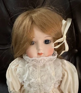 Bambola 16" porcellana realistica Mann's 1985 da collezione in scatola originale DOLL-139 - Foto 1 di 9