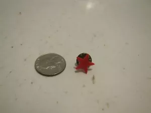 PIN ESTRELLA DE PLÁSTICO ROJO - Imagen 1 de 1