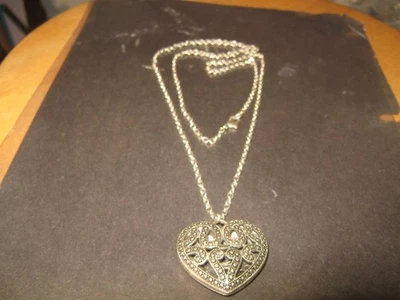 Collar de cadena colgante corazón filigrana hinchado tono plata Foto 1 de 2