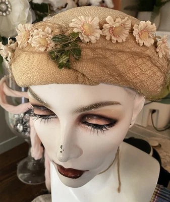 复古 20 世纪 50 年代女士药丸盒帽子米色/棕褐色带花网 — 第 1/4 张图片