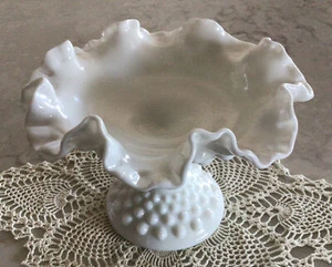 Fenton Hobnail Milchglas gekräuselt 7 1/2 Zoll breit 5 1/2 Zoll hoch Standfuß Schüssel - Bild 1 von 9