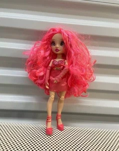 Bambola Bratz con capelli ricci rosa brillante - vestito moda e tacchi - Foto 1 di 4