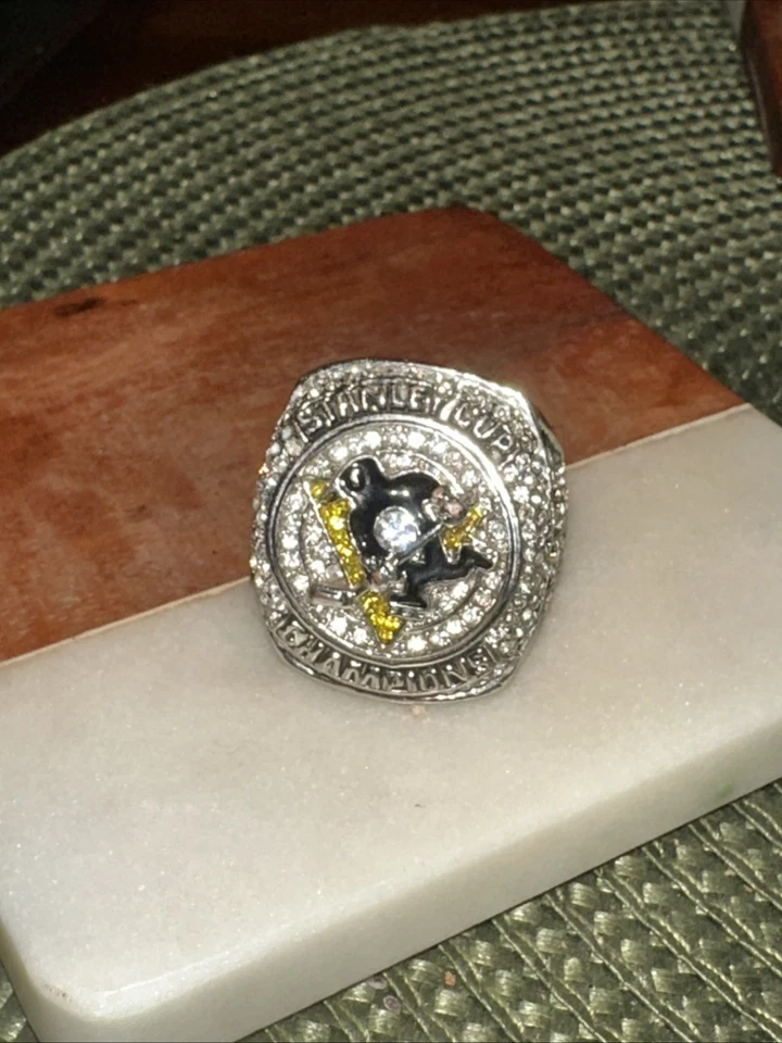 Anillo de campeonato de regalo para aficionados de la Copa Stanley de Pittsburgh Penguins 2016 Foto 1 de 4