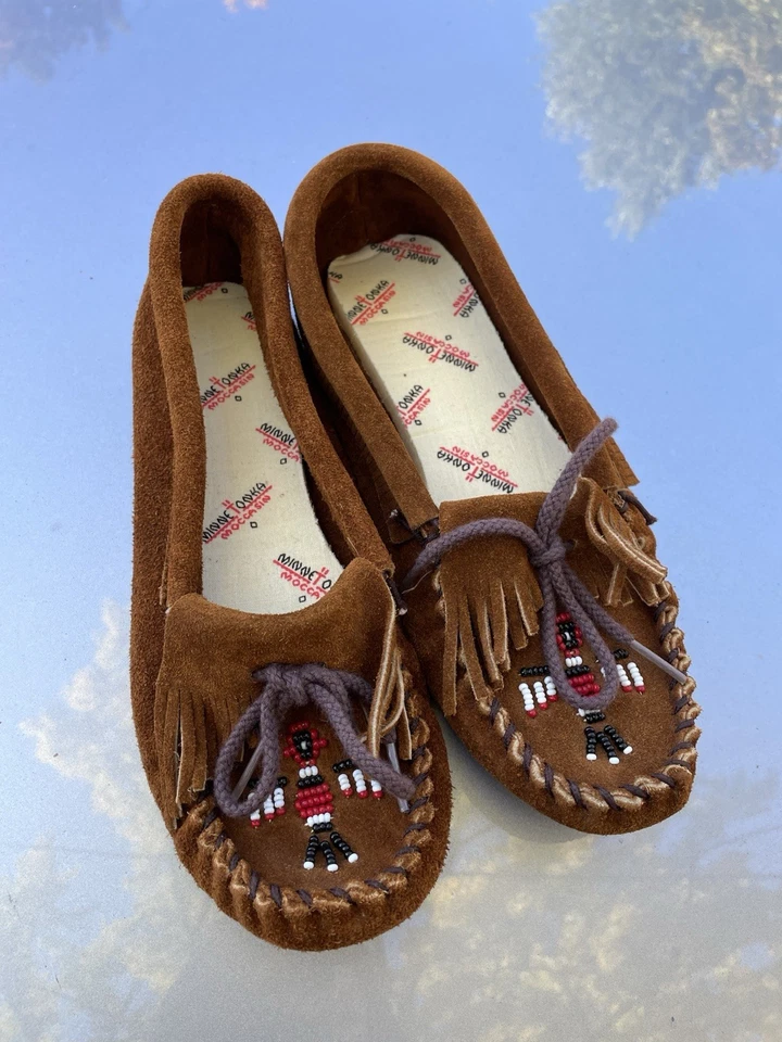 Mocasines de gamuza Minnetonka para mujer 7,5 planos lazo flecos marrón con cuentas usados en excelente estado Foto 1 de 4