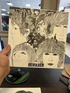 THE BEATLES - REVOLVER - 180G VINYL LP + LARGE T-SHIRT BUNDLE NEW & SEALED - Picture 1 of 2