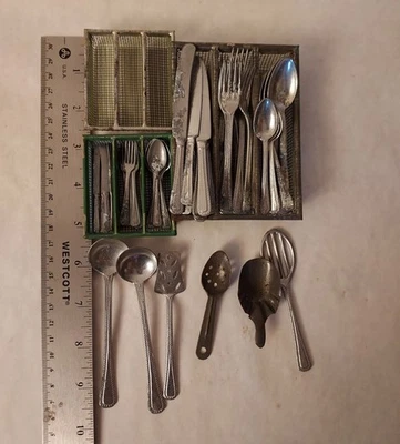 Juego de cubiertos miniatura vintage para casa de muñecas con bandeja Foto 1 de 2