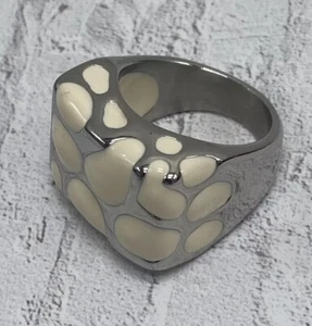 Stainless Steel Silver Cream Color Plique a Jour Style Enamel Shell Ring Size 7 - Picture 1 of 7