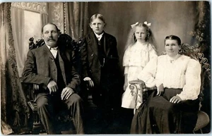 RPPC BROTHER SISTER AND PARENTS ANTIQUE PORTRAIT LOVELY REAL PHOTO FAMILY - Picture 1 of 2