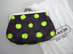 NEU COACH KLEINE MÜNZBÖRSE MIT PUNKTDRUCK SIGNATUR CANVAS BRAUN GELB LIMETTE - Bild 1 von 3