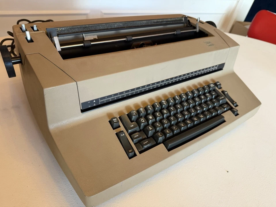 Máquina de escribir eléctrica IBM Correcting Selectric II Foto 1 de 4