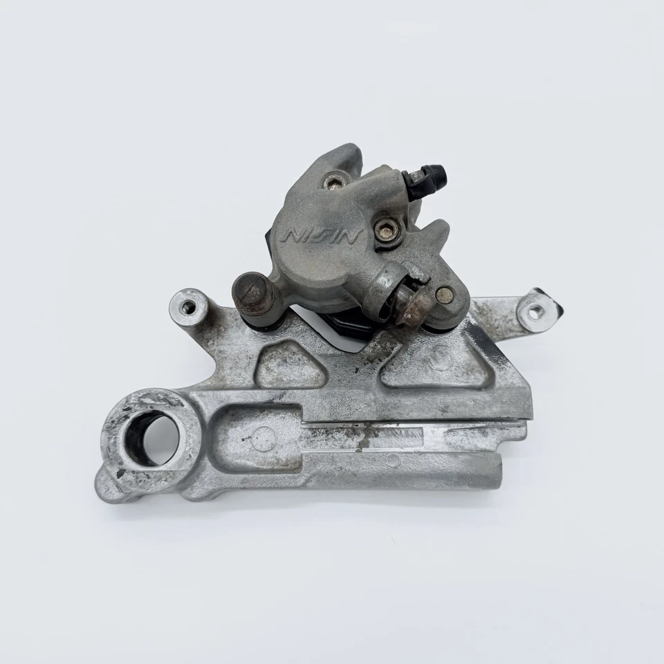 Yamaha YZ 125 250 WR 250 1994 OEM pinza de freno trasera y soporte con pastillas Foto 1 de 4